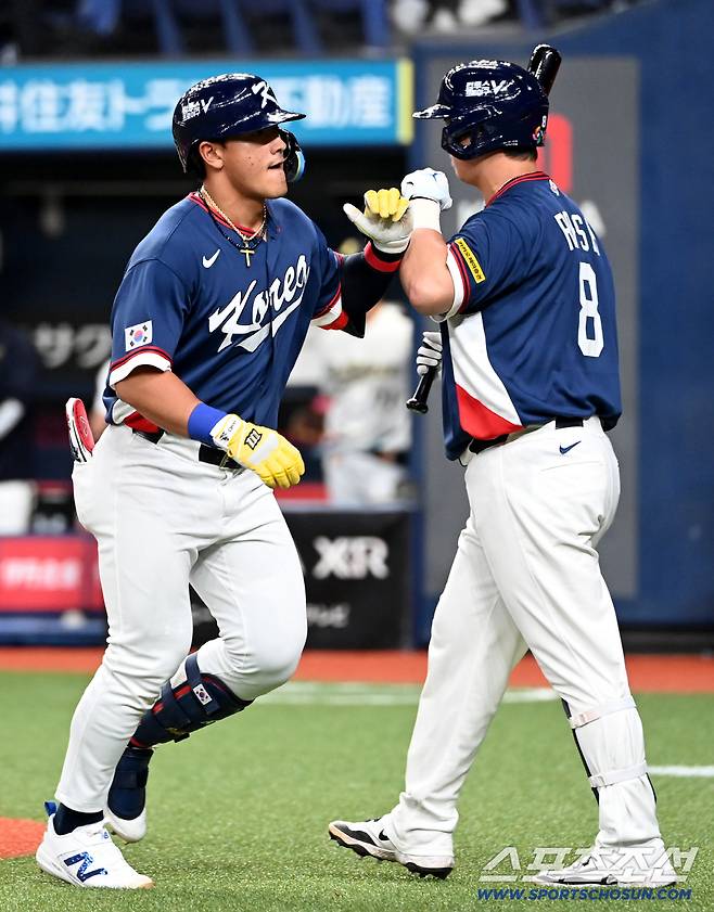 3일 일본 오사카 교세라돔에서 열린 WBC(월드베이스볼클래식) 한국과 오릭스 버팔로스의 경기. 9회초 안현민이 솔로홈런을 치고 노시환과 기뻐하고 있다. 오사카(일본)=허상욱 기자wook@sportschosun.com/2026.03.03/