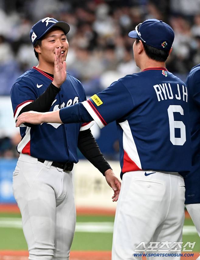 3일 일본 오사카 교세라돔에서 열린 WBC(월드베이스볼클래식) 한국과 오릭스 버팔로스의 경기. 한국이 8대5로 승리했다. 류지현 감독과 하이파이브를 하는 일본 투수 이시이의 모습. 오사카(일본)=허상욱 기자wook@sportschosun.com/2026.03.03/