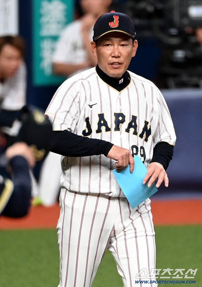 2일 일본 오사카 교세라돔에서 열린 WBC(월드베이스볼클래식) 일본 대표팀과 오릭스 버팔로스의 경기, 일본 이바타 감독이 그라운드로 나서고 있다. 오사카(일본)=허상욱 기자wook@sportschosun.com/2026.03.02/