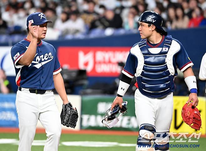 3일 일본 오사카 교세라돔에서 열린 WBC(월드베이스볼클래식) 한국과 오릭스 버팔로스의 경기. 4회말 투구를 끝낸 고우석 박동원 배터리가 이야기를 하고 있다. 오사카(일본)=허상욱 기자wook@sportschosun.com/2026.03.03/