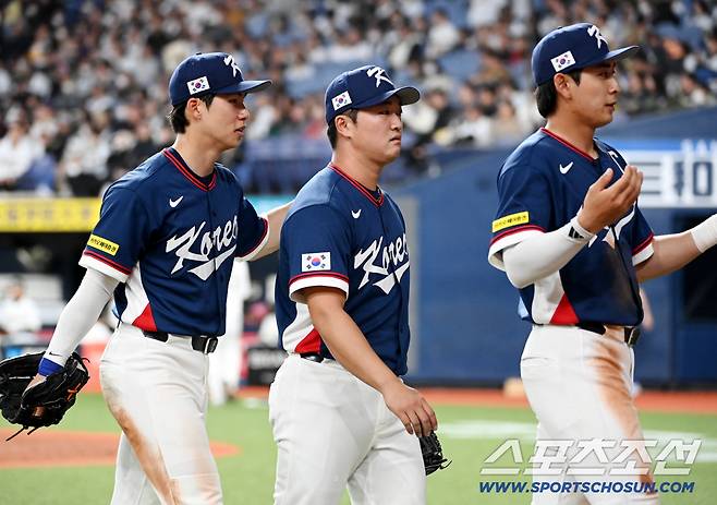 3일 일본 오사카 교세라돔에서 열린 WBC(월드베이스볼클래식) 한국과 오릭스 버팔로스의 경기. 5회말 이닝을 끝낸 고우석이 이정후, 김혜성과 더그아웃으로 향하고 있다. 오사카(일본)=허상욱 기자wook@sportschosun.com/2026.03.03/