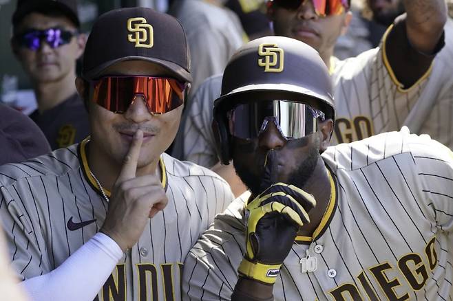 샌디에이고 시절인 2022년 6월  17일(한국시각)시카고 컵스전에서 주릭슨 프로파가 8회 홈런을 날리고 들어와 김하성과 카메라를 향해 세리머니를 하고 있다. AP연합뉴스