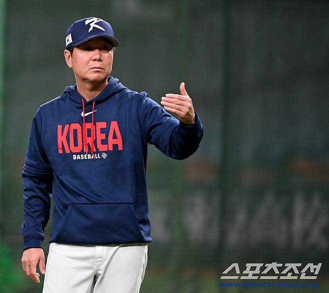 3일 일본 오사카 교세라돔에서 열린 WBC(월드베이스볼클래식) 한국과 오릭스 버팔로스의 경기. 경기 전 류지현 감독이 강인권 코치와 이야기를 나누고 있다. 오사카(일본)=허상욱 기자wook@sportschosun.com/2026.03.03/