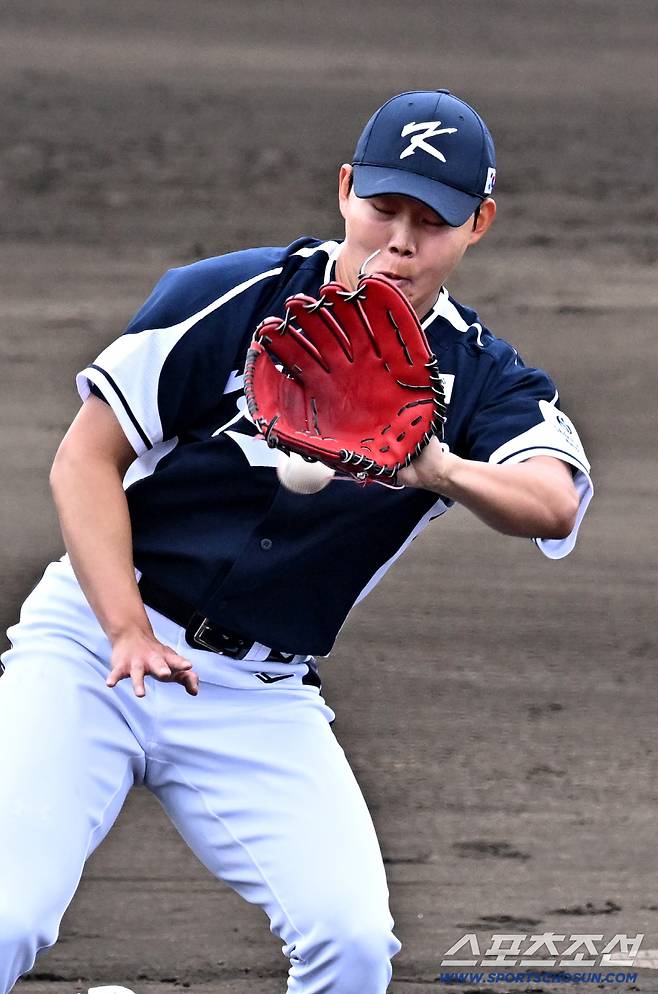 20일 일본 오키나와 온나손 아카마 구장에서 열린 대한민국 야구 대표팀과 삼성 라이온즈의 평가전, 소형준이 김지찬의 강습타구를 처리하고 있다. 오키나와(일본)=박재만 기자 pjm@sportschosun.com./2026.02.20/