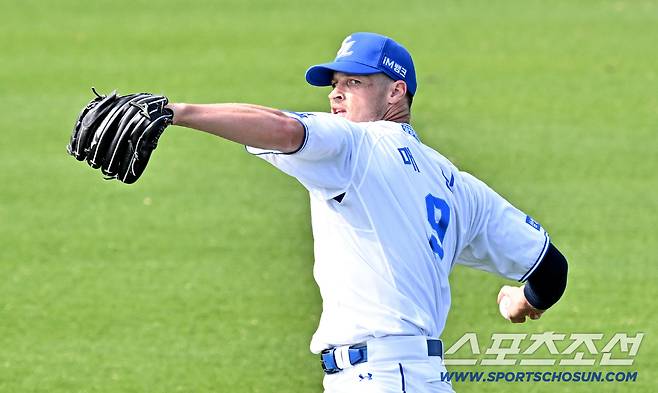 20일 일본 오키나와 온나손 아카마 구장에서 열린 대한민국 야구 대표팀과 삼성 라이온즈의 평가전, 맷 매닝이 몸을 풀고 있다. 오키나와(일본)=박재만 기자 pjm@sportschosun.com./2026.02.20/