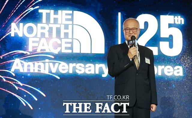 성기학 영원아웃도어 회장이 지난 2022년 서울 중구 신라호텔에서 열린 노스페이스 국내 론칭 25주년 기념행사에 참석해 축사를 하고 있다. /뉴시스
