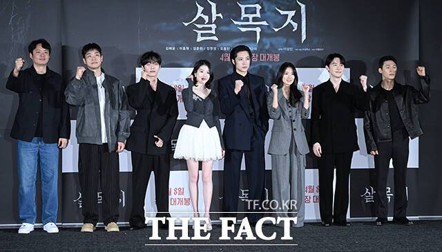 이상민 감독과 배우 김영성 윤재찬 장다아 이종원 김혜윤 김준한 오동민(왼쪽부터)이 4일 오전 서울 용산구 CGV 용산 아이파크몰에서 열린 영화 ‘살목지’ 제작보고회에 참여해 포즈를 취하고 있다. /김성렬 기자