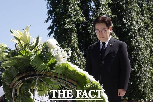 필리핀 국빈 방문 중인 이재명 대통령이 4일(현지시간) 마닐라 영웅 묘지 내 한국전 참전기념비를 찾아 묵념을 하고 있다. /뉴시스