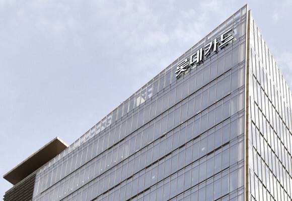 엔데믹 이후 하늘길이 열리면서 해외여행에 대한 관심과 수요가 매년 늘고 있지만, 관련 시장에서 롯데카드의 점유율은 오히려 축소되는 추세다. /롯데카드