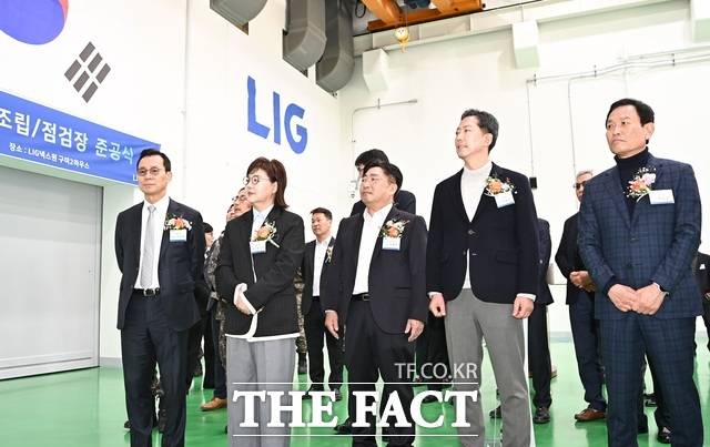 LIG넥스원이 4일 구미시 임수동 구미2하우스에서 김장호 구미시장, 양금희 경북도 경제부지사, 신익현 LIG넥스원 대표이사를 비롯해 방위사업청, 해군, 국방과학연구소, 국방기술품질원, 협력업체 관계자 등 100여 명이 참석한 가운데 '함대공유도탄-Ⅱ 조립·점검장' 준공식을 열었다. 왼쪽부터 신익현 LIG넥스원 대표이사, 양금희 경상북도 경제부지사, 박배호 LIG넥스원 부사장, 김장호 구미시장, 박교상 구미시의회 의장. /구미시