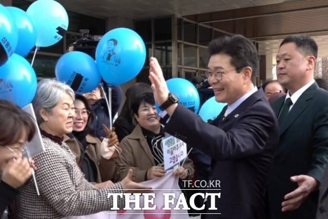 4일 정원오 성동구청장이 구청 청사를 떠나며 시민들에게 인사하고 있다. /성동구=김민지 기자