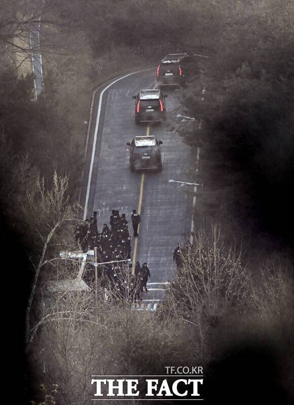 윤석열 전 대통령에 대한 고위공직자범죄수사처(공수처)의 2차 체포영장이 집행된 지난해 1월 15일 오전 서울 용산구 한남동 윤 대통령 관저에 공조본의 체포팀과 영장집행 수사팀 차량이 3차 저지선을 넘어 관저로 향하고 있다./이새롬 기자
