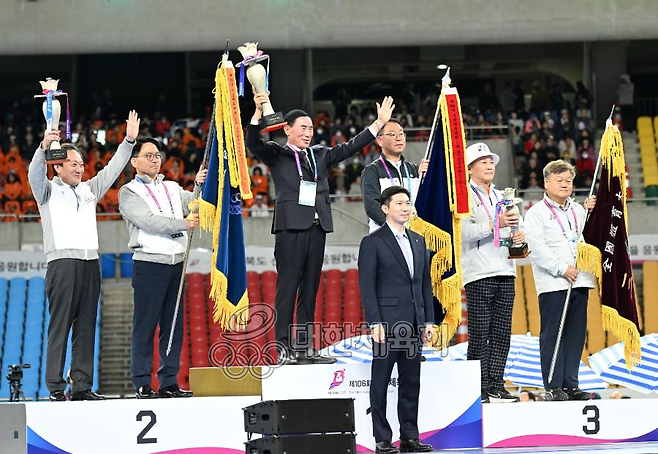 유승민 대한체육회장이 참가한 2025년 제106회 부산 전국체전 시상식. 시도 통합으로 지자체 팀이 통폐합 수순을 밟을 수도 있다는 우려도 있다. 대한체육회 제공