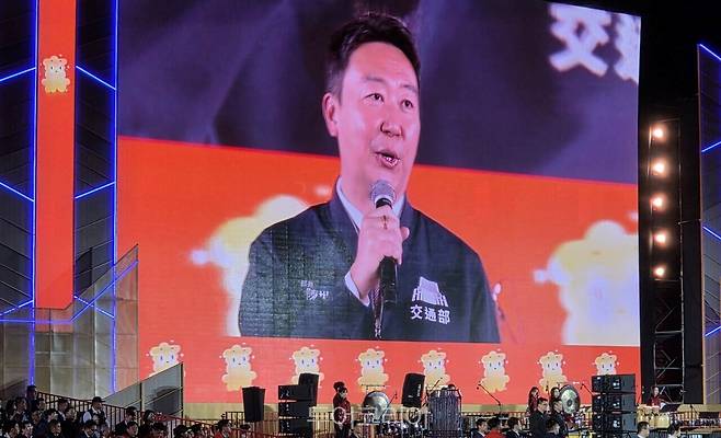 3일 열린 2026타이완등불축제 개막식에서 천스카이(陳世凱) 교통부장이 '미스 남타이완' 관광 활성화 전략을 발표하고 있다 /사진-투어코리아