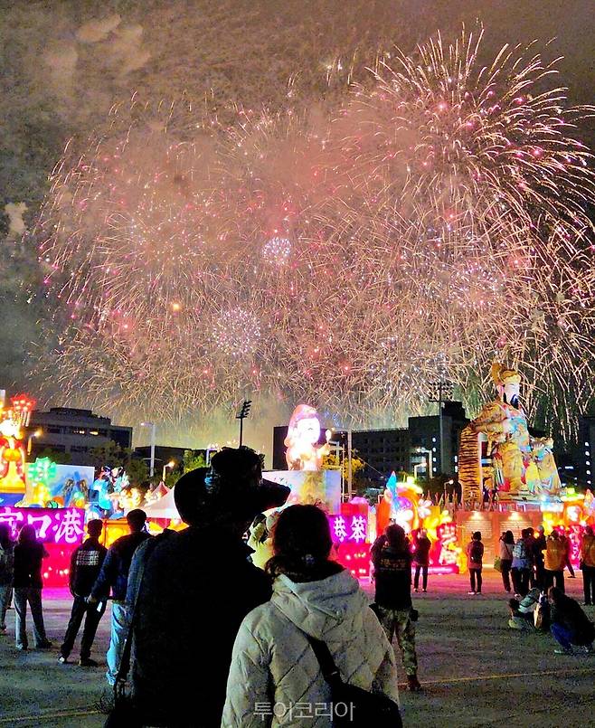 타이완등불축제에서 자이현 밤하늘을 물들인 불꽃쇼를 즐기는 여행객들／사진－투어코리아