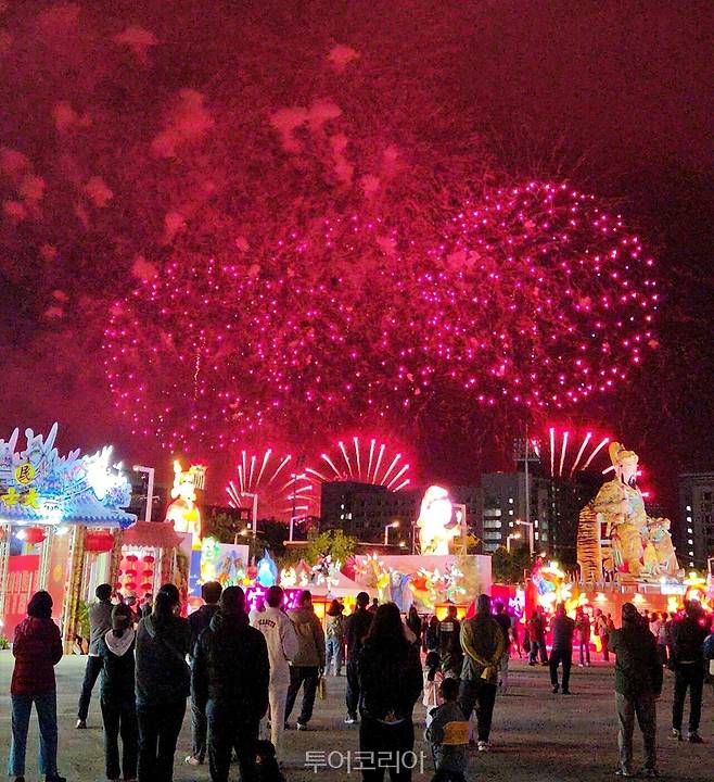 타이완등불축제에서 자이현 밤하늘을 물들인 불꽃쇼를 즐기는 여행객들/사진-투어코리아