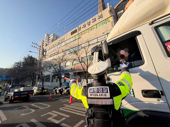 4일 오전 서울 노원구 신계초등학교 인근 어린이보호구역(스쿨존)에서 경찰이 등굣길 일제 음주단속을 벌이고 있다. 박호수 기자