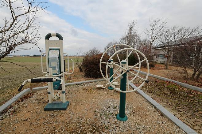 전북 김제시의 한 보건소진료소 옆 낡은 체육시설. /김영근 기자