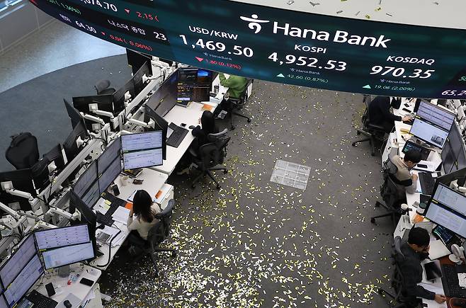지난 1월 22일 오후 서울 중구 하나은행 본점 딜링룸 현황판에  원/달러 환율, 코스피, 코스닥 지수가 표시돼 있다./연합뉴스