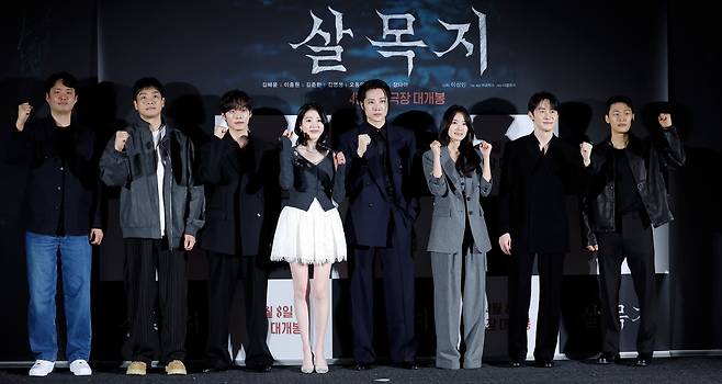 이상민 감독(왼쪽부터), 배우 김영성, 윤재찬, 장다아, 이종원, 김혜윤, 김준한, 오동민이 4일 서울 용산구 CGV용산아이파크몰점에서 열린 영화 '살목지' 제작보고회에서 포즈를 취하고 있다. /뉴시스