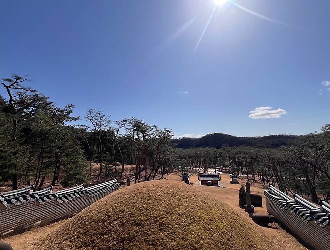 단종비 정순왕후가 묻힌 봉분 뒤편에서 내려다 본 경기 남양주 사릉(思陵) 전경. /윤주 국가유산청 문화유산·자연유산위원