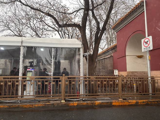 4일 오후 2시 정협 개막식을 앞두고 인민대회당에서 직선거리 500m 내 사거리에 들어서자 인도가 가로막힌 모습. 가로등엔 드론 비행 금지 안내판이 붙어있다. /베이징=이은영 특파원