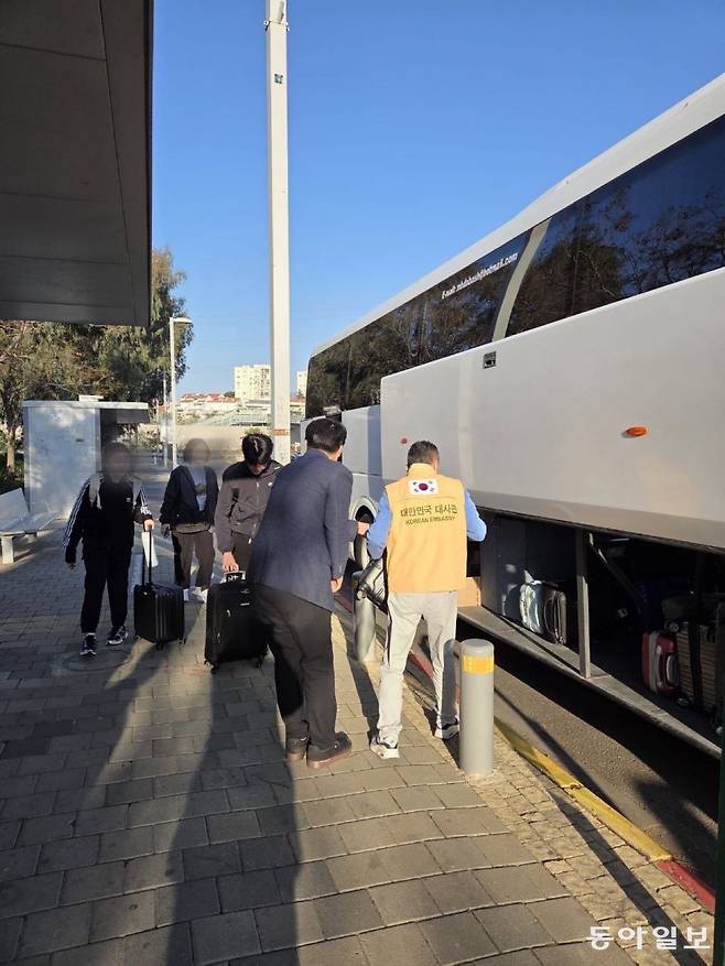 정부는 이스라엘에 체류 중이던 우리 국민 62명과 외 국적 동포 4명이 주이스라엘 대사관 지원 하에 3일 버스를 타고 이집트로 대피했다고 밝혔다. 단체관광객 등 단기 체류자 47명도 자체 이동해 국경에서 합류해 이집트 카이로로 함께 이동 중이다. 외교부 제공