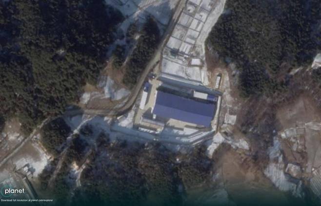 민간위성 사진업체 ‘플래닛랩스’가 촬영한 북한 평안북도 영변에 새로 지어진 우라늄 농축시설의 모습. 국제원자력기구(IAEA)는 2일(현지 시간) “북한이 영변과 평양 인근 강선 지역의 우라늄 농축시설을 지속 운영하고 있다”며 새 핵시설 외부 공사가 완료됐다고 밝혔다. NK뉴스 제공
