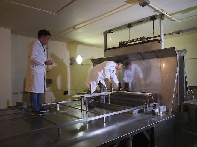 한국원자력연구원 정읍 첨단방사선연구소의 고준위 감마선 조사 장치. 연구팀은 독자 기술로 제작한 에너지 하베스터에 감마선 처리 공정을 적용해 기존 대비 성능을 200% 끌어올렸다. 원자력연 제공