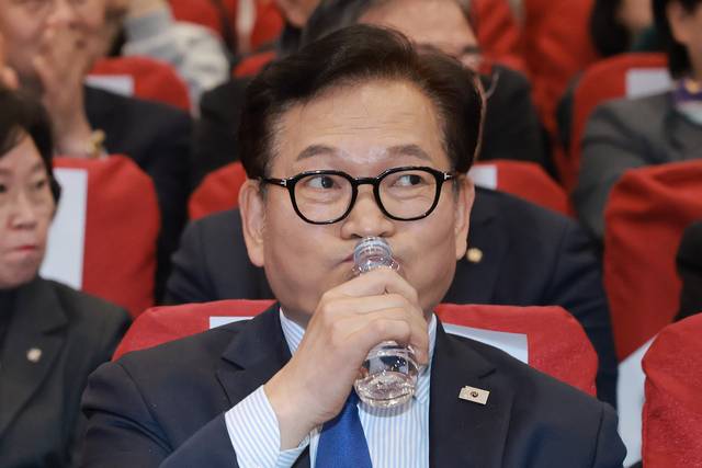 송영길 전 더불어민주당 대표가 지난달 24일 국회의원회관에서 열린 전현희 더불어민주당 의원 출판기념회에 참석해 물을 마시고 있다. [연합뉴스]