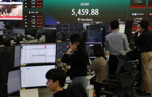 서울 중구 하나은행 본점 딜링룸 전광판에  4일 실시간 코스피가 표시돼 있다. [연합뉴스]