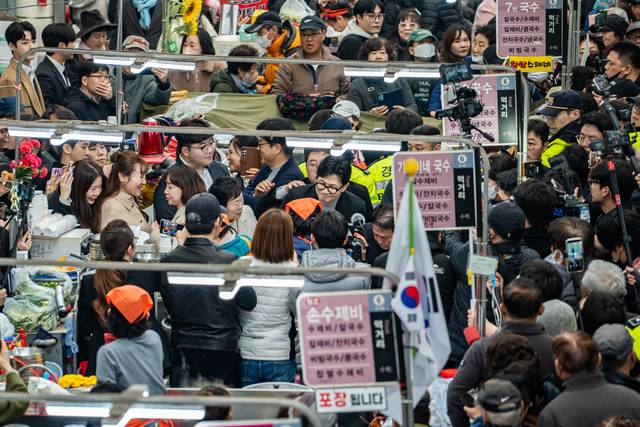 한동훈 전 국민의힘 당대표가 지난 2월 27일 대구 방문 사흘차에 중구 서문시장을 방문한 가운데 시장이 인파로 붐비고 있다.[한동훈 전 법무부 장관 측 제공·연합뉴스]