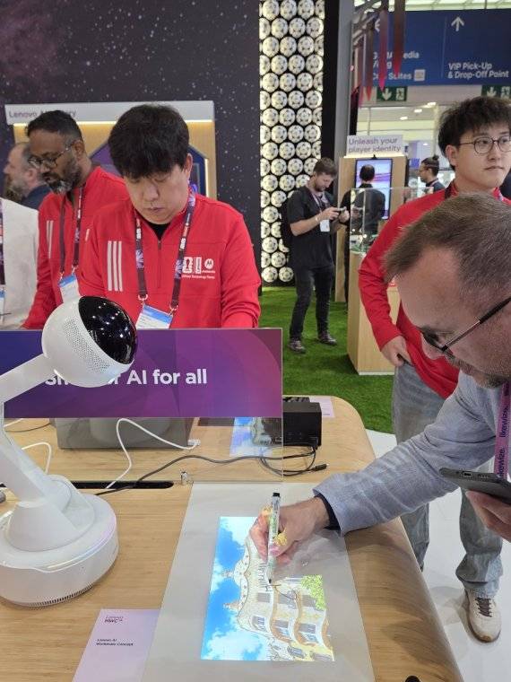 스페인 바르셀로나에서 열린 MWC 2026 레노버 전시관에서 관람객이 워크메이트로봇을 체험하고 있다. 사진=장민권 기자