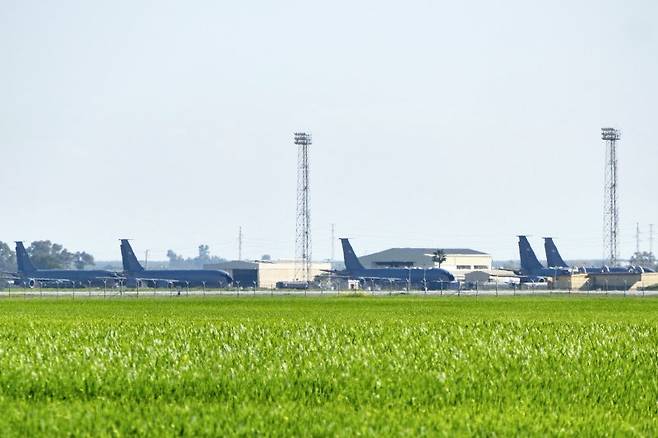 지난 1일(현지시간) 스페인 세비야 인근의 모론 공군기지에 미국 수송기들이 주기되어 있다.EPA연합뉴스