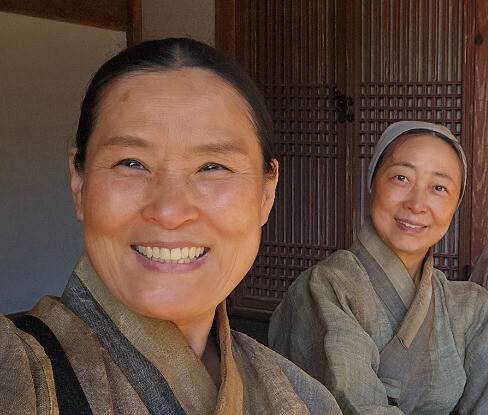 ‘왕과 사는 남자’ 촬영 현장의 배우 엄춘미(왼쪽). 엄춘미 제공