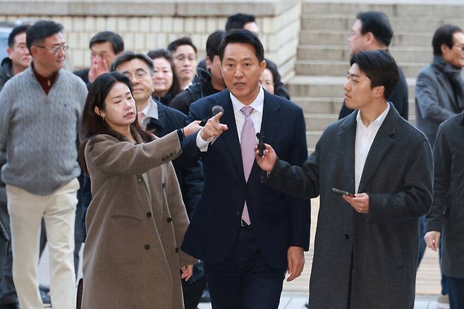 ‘명태균 여론조사비 대납 의혹’으로 기소된 오세훈 서울시장이 4일 오전 서울 서초구 서울중앙지법에서 열린 정치자금법위반 공판에 출석하고 있다. 정용일 선임기자 yongil@hani.co.kr