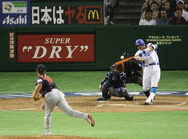2009 WBC 1라운드 일본전에서 2회 마쓰자카로부터 홈런을 때려내는 김태균. IS 포토