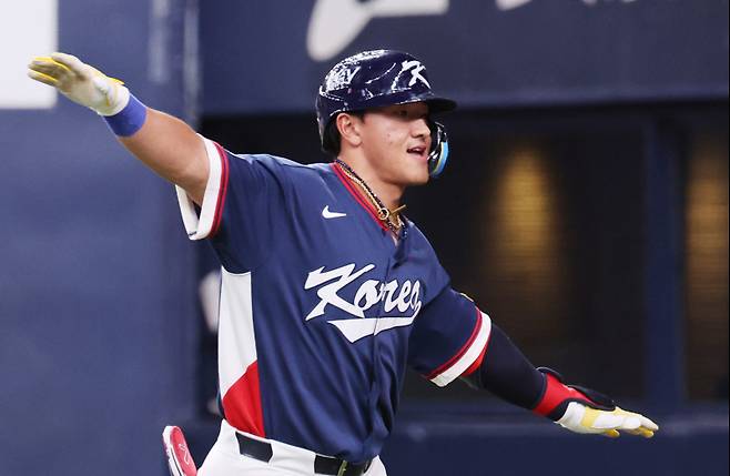 <yonhap photo-4555="">3일 일본 오사카 교세라돔에서 열린 WBC 평가전 오릭스전에서 9회 솔로포를 날린 뒤 세리머니하는 안현민. 연합뉴스</yonhap>