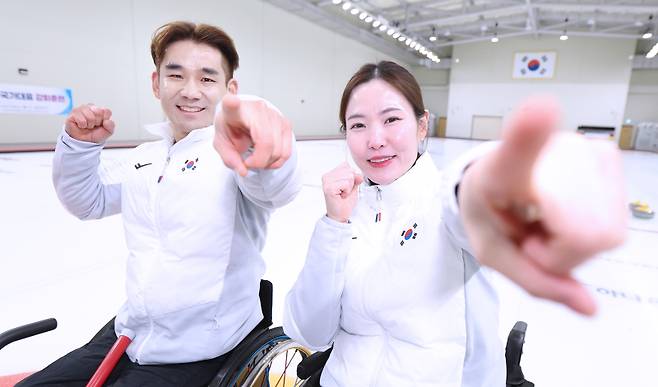 2026 밀라노·코르티나 동계패럴림픽 휠체어컬링 믹스더블 대표팀 이용석-백혜진. 대한장애인체육회 제공