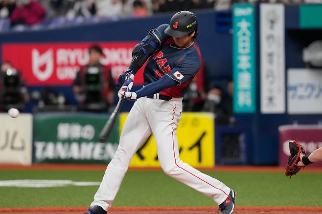 오타니가 3일 한신전에서 타격하고 있다. AP=연합뉴스