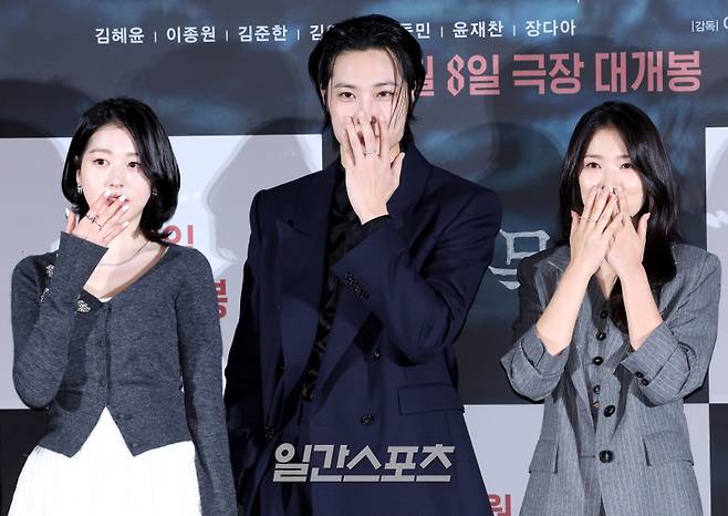 장다아, 이종원, 김혜윤이 4일 오전 서울 용산구 CGV 용산아이파크몰에서 진행된 영화 '살목지'(감독 이상민)의 제작보고회에 참석해 포토타임동안 포즈를 취하고 있다. '살목지'는 로드뷰에 정체불명의 형체가 찍히고, 재촬영을 위해 저수지로 향한 촬영팀이 검고 깊은 물속의 무언가를 마주하게 되면서 벌어지는 공포 영화로, 4월 8일 개봉예정이다. 김민규 기자 mgkim1@edaily.co.kr /2026.03.04/