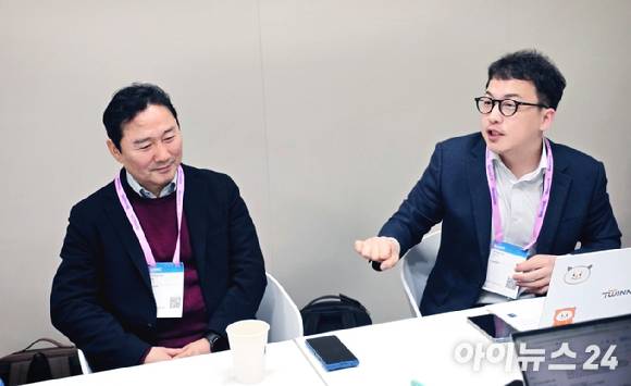 3일(현지시간) 스페인 바르셀로나에서 열린 모바일월드콩그레스(MWC) 2026 행사장에서 KT 우수 협력사 관계자들이 취재진과 만나 인터뷰를 진행하고 있는 모습. 사진은 왼쪽부터 이영성 이루온 대표, 천홍석 트위니 대표. [사진=안세준 기자]