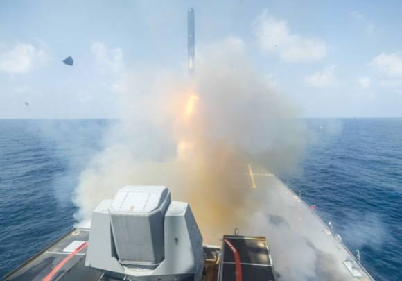 알레이 버크급 구축함 'USS 스프루언스'서 장대한 분노(에픽 퓨리) 작전의 일환으로 토마호크 지대공 미사일을 발사하고 있다. [사진=EPA/연합뉴스]