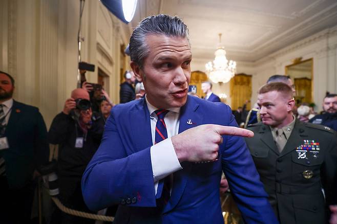 피트 헤그세스 미 전쟁(국방)장관이 2일(현지시간) 백악관에서 열린 명예훈장 수여식에 참석한 뒤 행사장을 떠나고 있다. EPA=연합뉴스