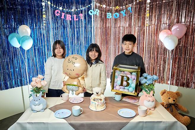 출생과 출산 문화는 어떻게 변했을지 알아본 서지안 학생기자·고가람 학생모델·이주호(왼쪽부터) 학생기자가 최근 유행하는 뱃속 아기의 성별을 공개하는 젠더 리빌(Gender reveal) 파티를 간접 경험했다.
