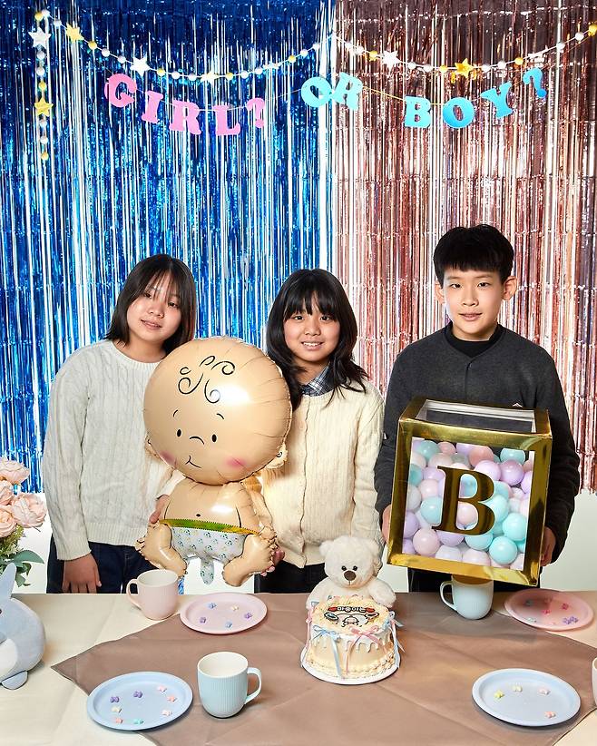 출생과 출산 문화는 어떻게 변했을지 알아본 서지안 학생기자·고가람 학생모델·이주호(왼쪽부터) 학생기자가 최근 유행하는 뱃속 아기의 성별을 공개하는 젠더 리빌(Gender reveal) 파티를 간접 경험했다.