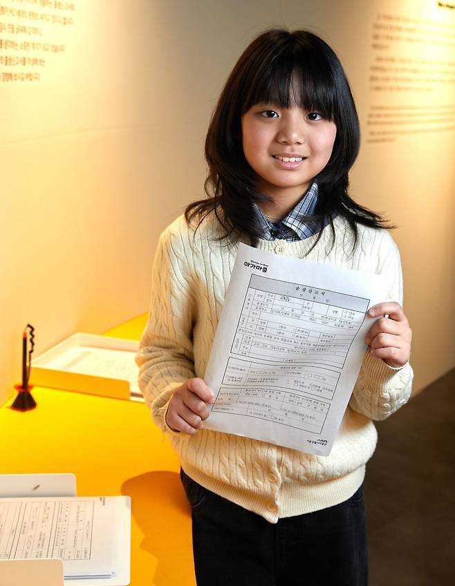 전시장 한 켠엔 출생신고서를 작성해 볼 수 있는 체험 공간이 있어 출생의 의미를 생각하는 계기를 마련할 수 있다.