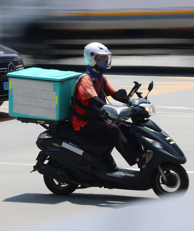 지난해 6월 서울 강남역 사거리에서 배달라이더가 교차로를 지나고 있다. 연합뉴스