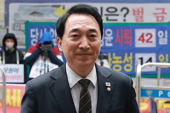 6·3 지방선거 충남도지사에 도전하는 더불어민주당 수석대변인 박수현 의원이 지난달 24일 서울 영등포구 여의도 더불어민주당 중앙당사에서 열린 광역단체장 후보 면접에 참석하고 있다. 연합뉴스