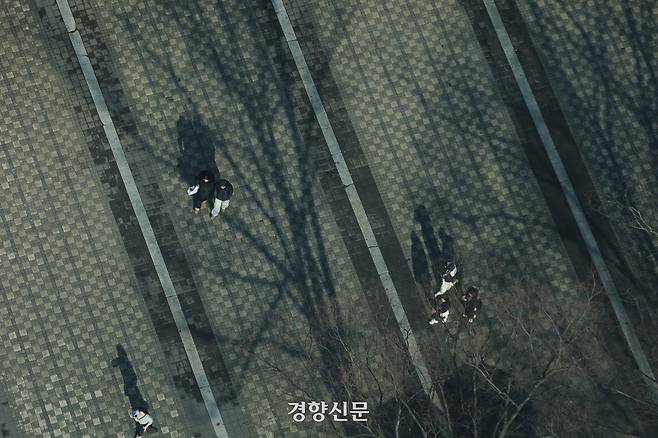 절기상 대설이지만 포근한 날씨를 보인 지난해 12월7일 서울 중구 남산공원을 찾은 시민들이 산책하고 있다. 정효진 기자